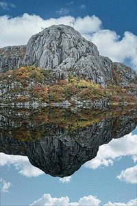石山湖倒映秋空垂直图片