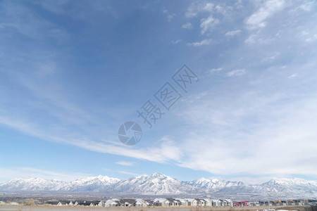 南约旦市邻里和瓦萨奇山脉的全景图片