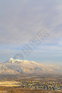 冬季多云和多雾的天空下的Timpanogos山和邻里房屋山坡和居图片