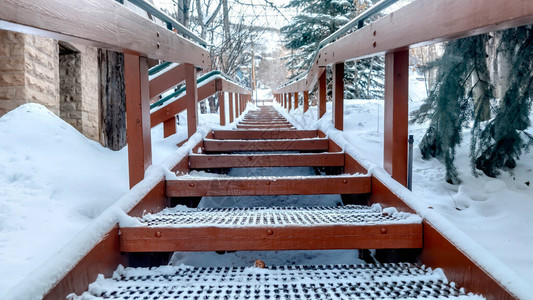 重点室外楼梯与冬季雪山对面的铁丝网金属足迹图片