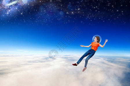 年轻女子从云海的太空坠落图片