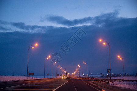 冬季下雪高速公路车行旅空间复背景图片