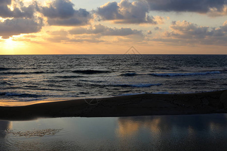 在以色列北部地中海的地平线上落下白昼和夜幕图片