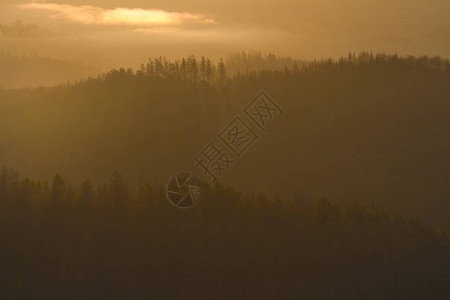 夕阳下的山峦叠嶂在山谷景观的日落河流和山脉景观蓝色的山脉和最后的图片