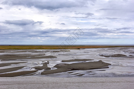 冰岛南部的冲积平原冲积平原是由来自高原地区的一条或多条河流长时间沉积而成的大图片