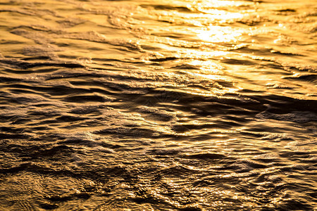 日落或日出时海水边图片