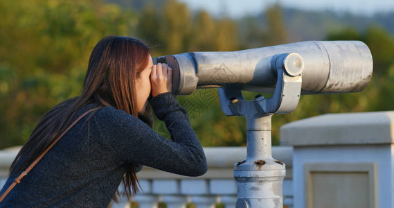 游客看双筒望远镜图片