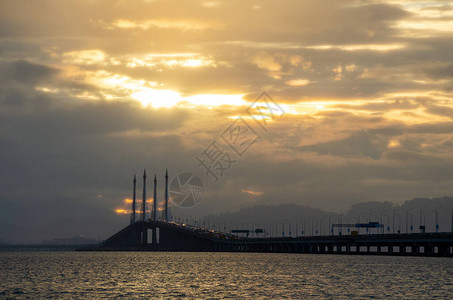 槟城大桥上的金色云彩日出图片