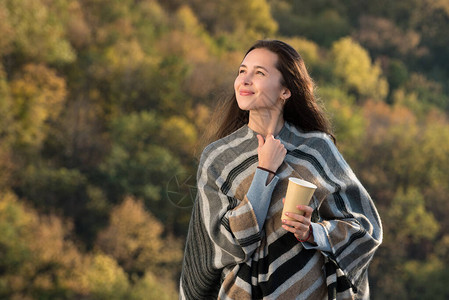 有魅力的年轻黑发女人穿着披咖啡的盆子女孩图片