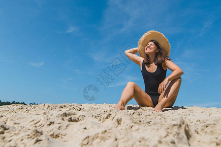海边晒太阳的女人图片