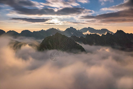 只有群山的高峰耸立在夜空之下图片