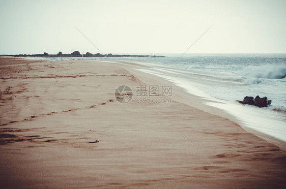 夏威夷一个空海滩的布利克式景象在夏威夷被宁静的海浪和寒冷图片