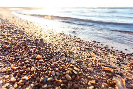 沙滩上美丽的金色落日图片