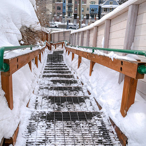 方形框架室外楼梯在冬天俯瞰白雪皑的帕克城社区和山楼梯建在雪松图片