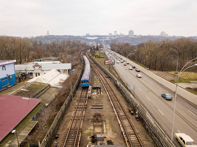 在铁路上行驶的基辅地铁列车图片