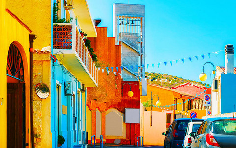 意大利南撒丁岛卡利亚里省比亚西米乌斯与老房子的街图片
