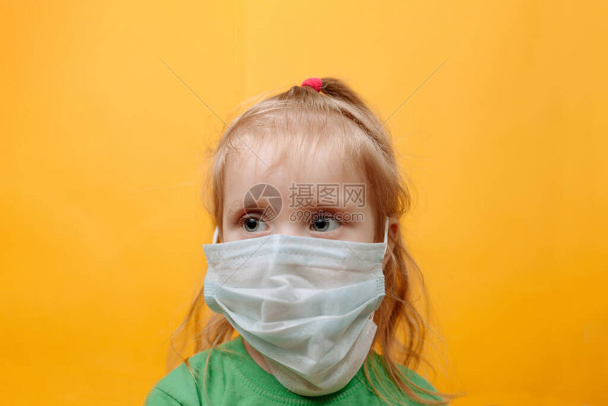 一个戴着白色医疗面具的小孩新冠保护儿童免受流行病文本的空间戴医药保健面图片