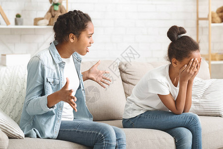 一位非洲姐妹大喊另一人使她哭泣图片