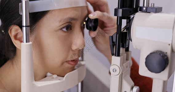 女人在诊所做眼科检查图片