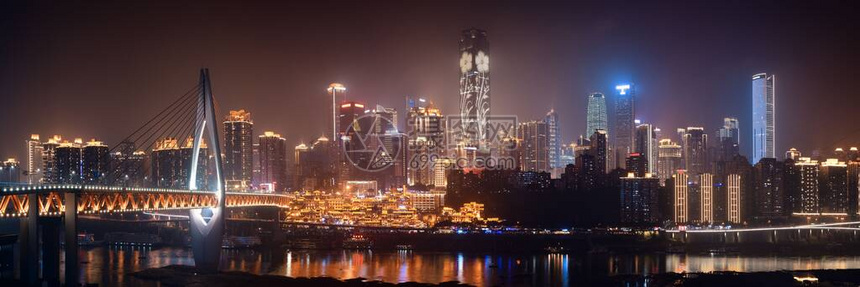重庆天线夜里有城市建筑桥梁和香图片