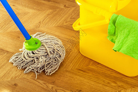 清扫地板的清洁拖把和黄色桶上的抹布图片