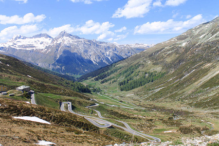 意大利与瑞士之间阿尔卑斯山的雪和街道横跨图片