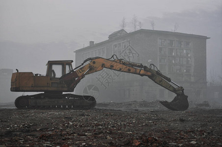 拆除旧建筑的黄色图片