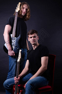 由两名年轻的天主教青年成人组成的摇滚乐队图片
