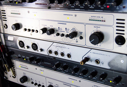 录音室中的音频压缩器和扩音系统的其他组件的机架关闭在专业工图片