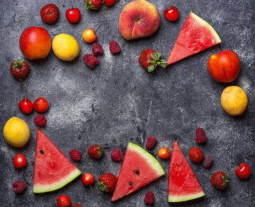 夏季水果和浆果西瓜草莓覆盆子图片