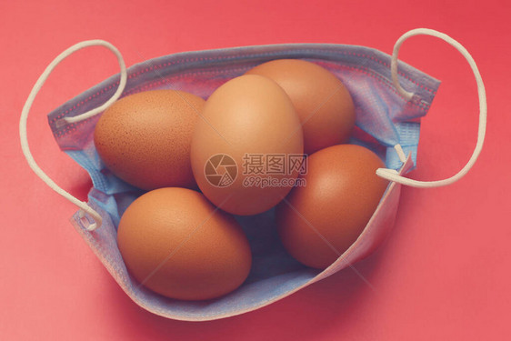 黄底的鸡蛋和医疗面罩图片