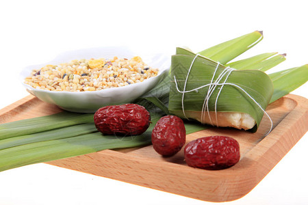 大米面料是传统食品由稻草叶包成的图片