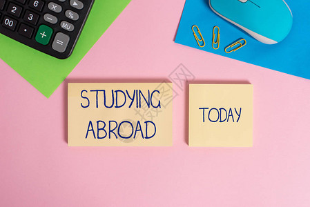 留学出国写笔记显示出国留学在国外的商业概念旅行线鼠标便携式计算器记事本背景
