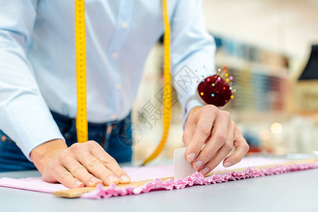 裁缝女人使用织物和别针图片
