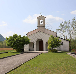 乌丁市附近的意大利北部奇马诺镇小白教堂图片