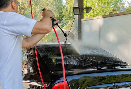汽车自助洗车清洁和清洗黑车图片
