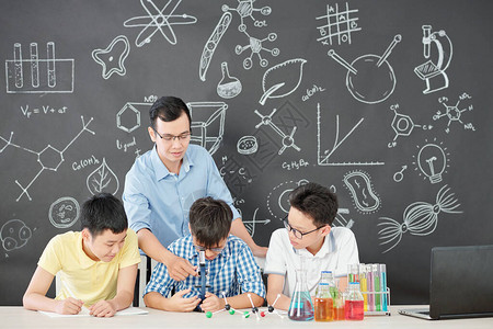亚洲化学教师解释好奇学生如何使用显微镜的亚洲化学老师图片