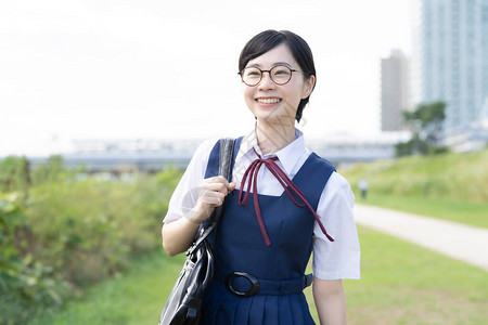 亚洲高中女生穿着校服在背景图片