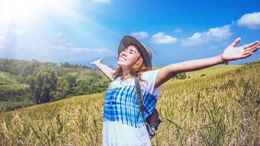 亚洲妇女旅行在假期放松站在自然触摸山场夏天女孩旅行的质旅行放松山图片