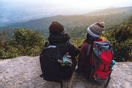 情人女和男人亚洲旅行在假期放松欣赏山上的大气景观山公园开心旅行放松山图片