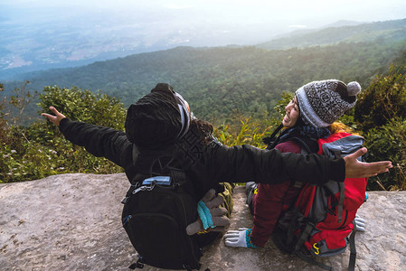 情人女和男人亚洲旅行在假期放松欣赏山上的大气景观山公园开心旅行放松山图片