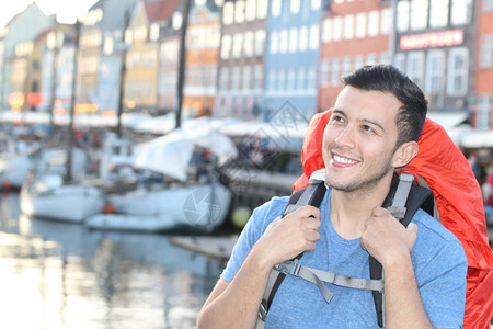 在丹麦哥本哈根Nyhavn史诗中微笑的图片
