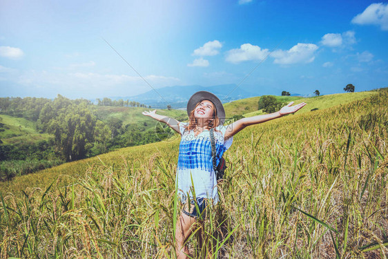 亚洲妇女旅行在假期放松站在自然触摸山场夏天女孩旅行的质旅行放松山图片