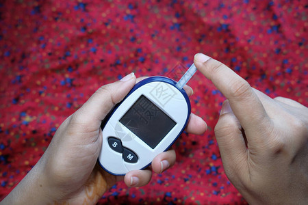年轻女测试糖尿病背景图片