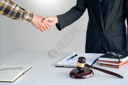 律师或律师在法庭上讨论合同协议客户法官服务理念图片