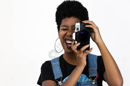 黑人女孩拍照白色背景图片