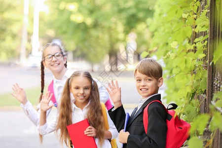 户外课后可爱的小学生图片