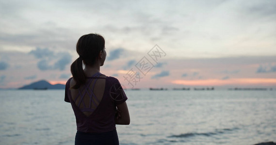 女人在日落时看海图片