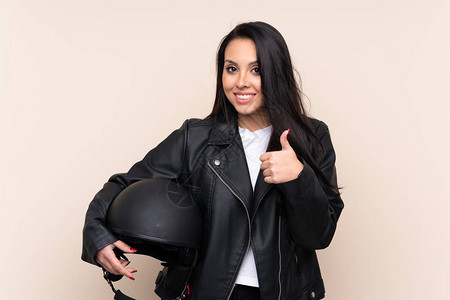带着摩托头盔的哥伦比亚年轻女孩在孤立的背景之下拿着摩托车头盔图片