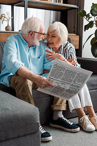 年长夫妇互相笑男人在家里沙发上图片